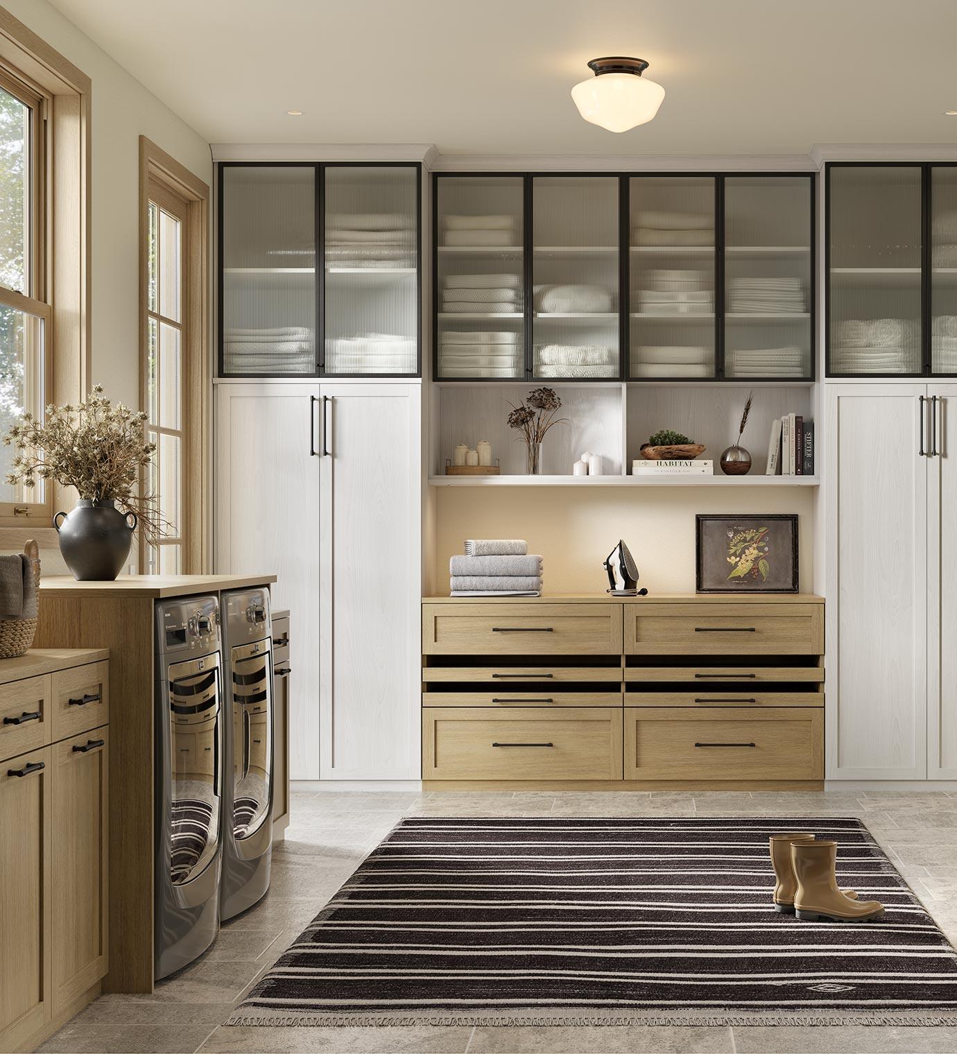 Ideas de almacenamiento para el lavadero, estantes personalizados, gabinetes y tabla de planchar en un acabado blanco brillante de California Closets