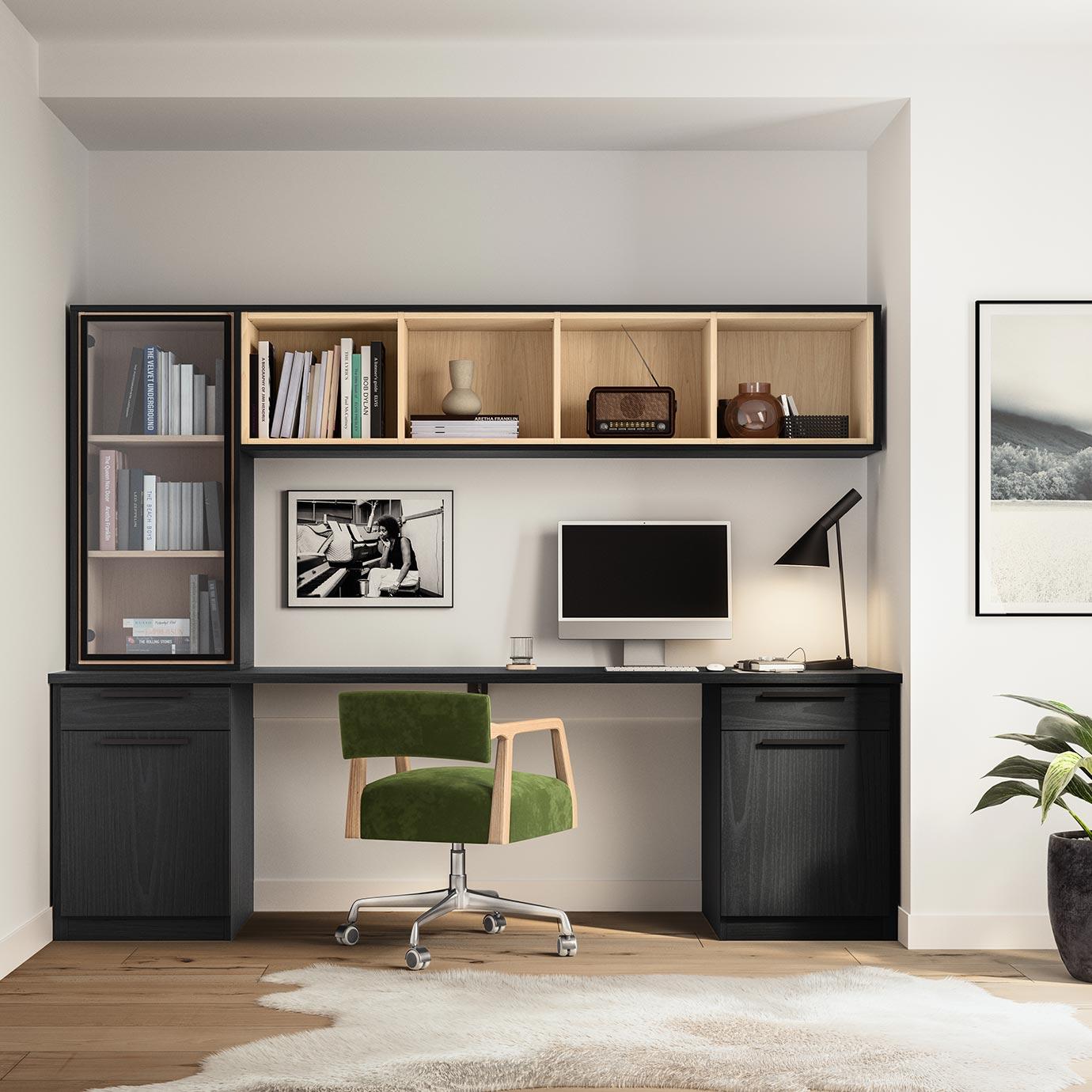 Escritorio hecho a medida y estanterías flotantes con acabado en madera oscura por California Closets