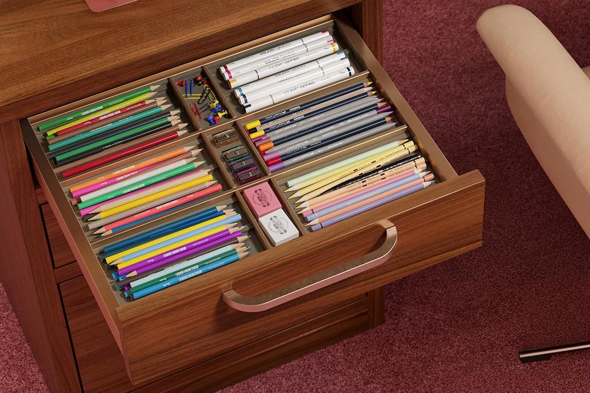 Diseño de oficina con cajones empotrados en acabado de madera oscura de California Closets