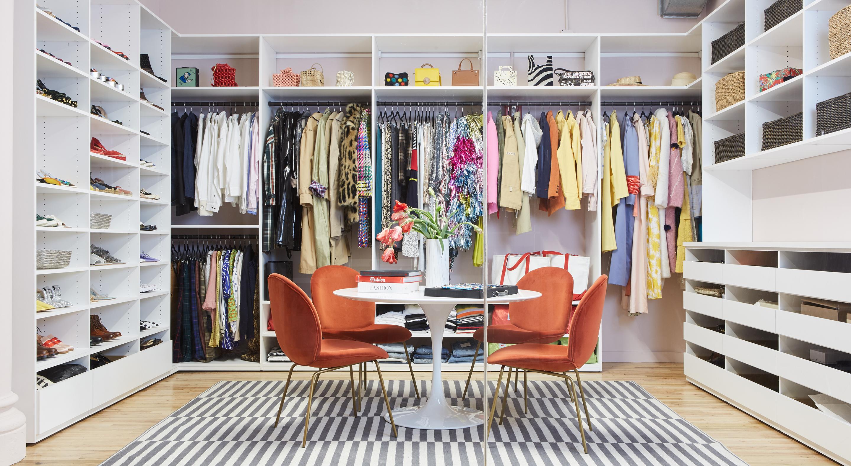 Diseño para una sala de exposición de ropa creada con barras para ropa personalizadas, sistema de estanterías y armarios de oficina por California Closets