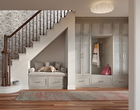 Almacenamiento en el centro de entretenimiento con gabinetes y estantes personalizados y diseños de armarios de California Closets