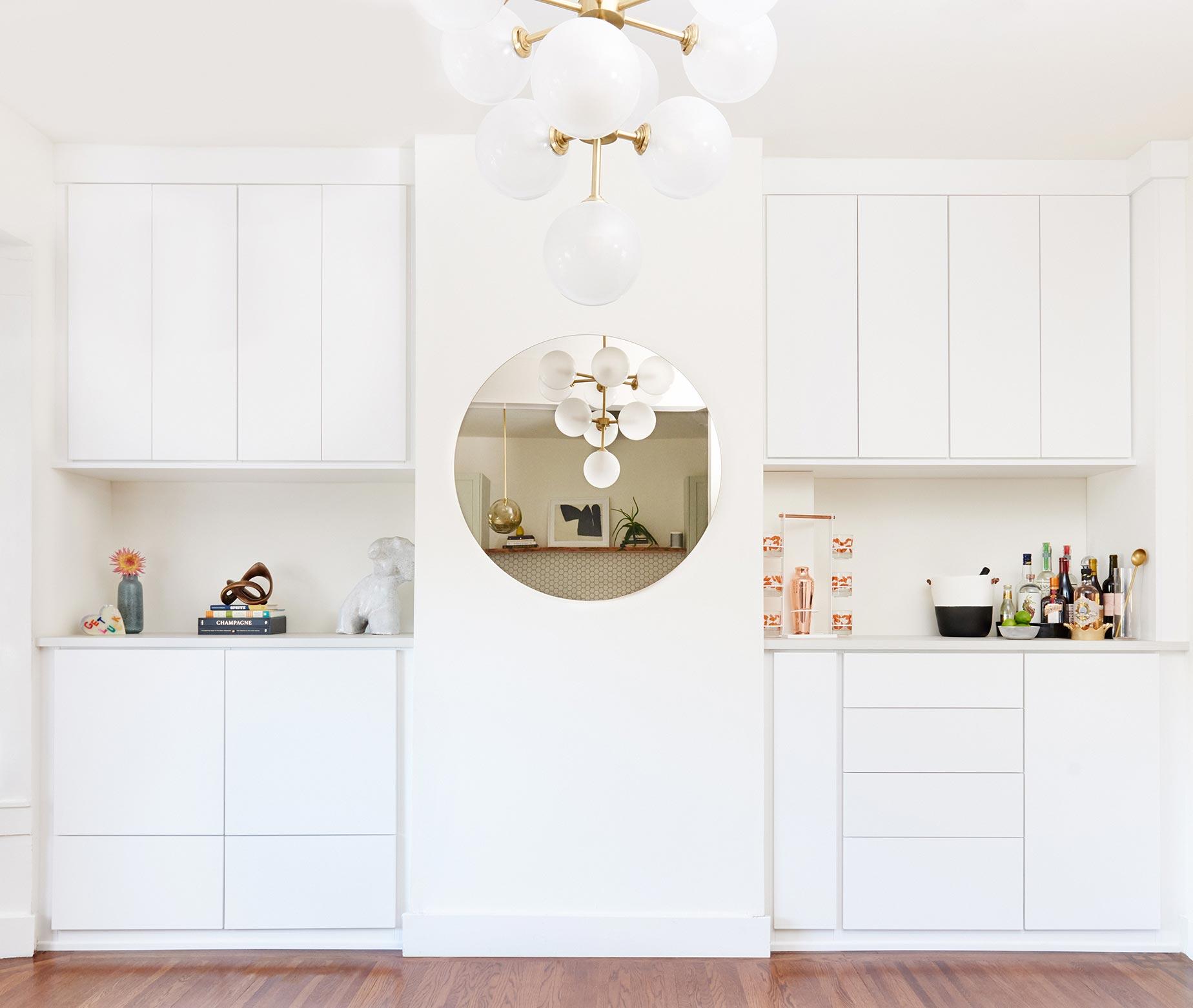 Gabinetes de despensa personalizados en acabado blanco mate de California Closets