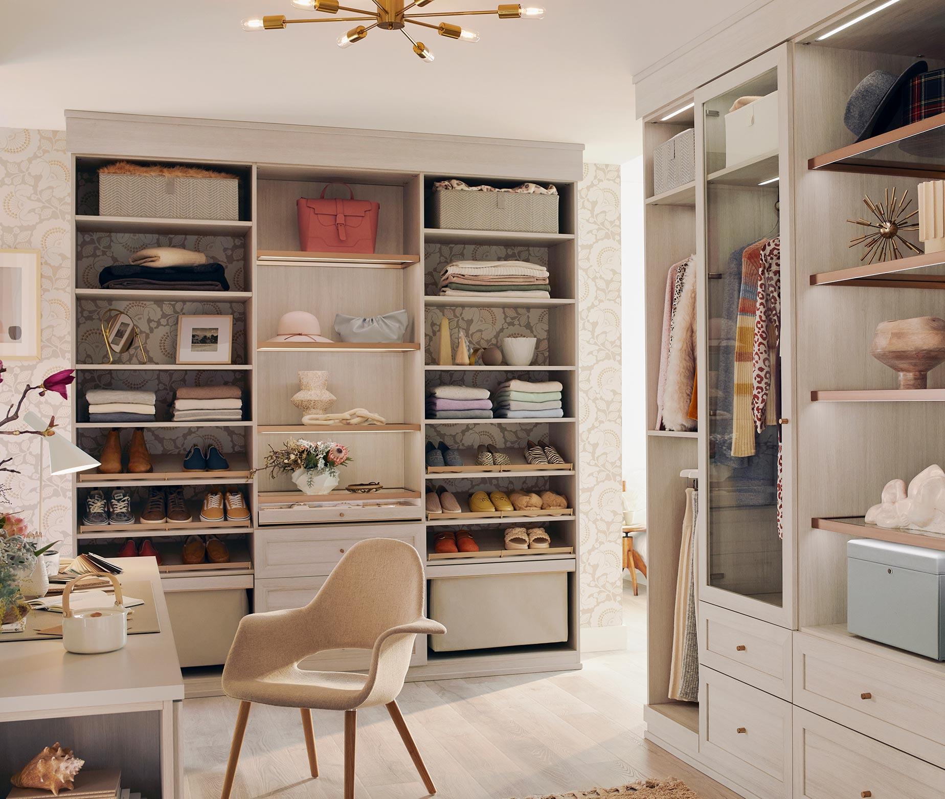 Vestidor con cajones, gabinetes y tocador personalizados en acabado de madera gris claro creado por California Closets