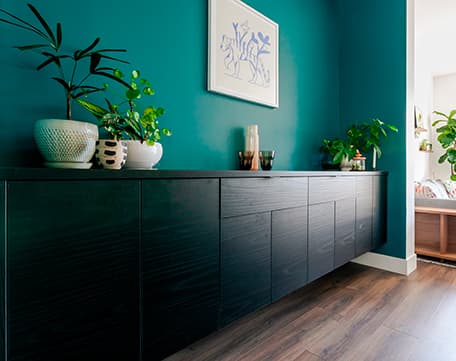 Gabinetes de credenza hechos a medida para comedor por California Closets