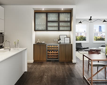 Ideas de diseño de sala de estar con centro de entretenimiento personalizado y vestidor, gabinetes de almacenamiento y estanterías de California Closets