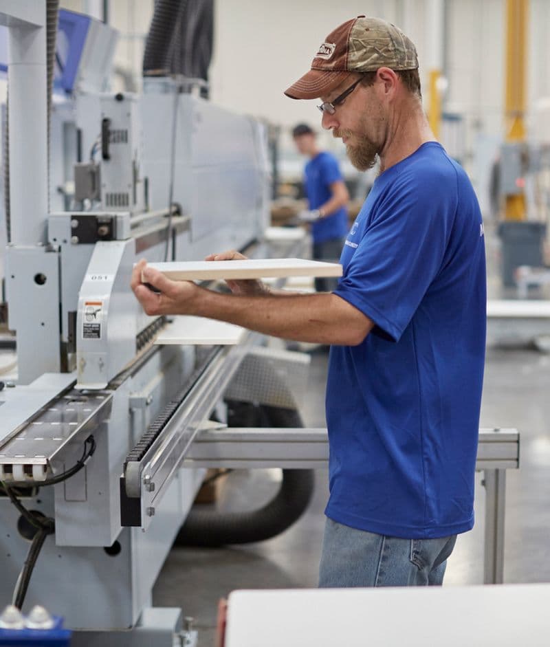 Ingenieros profesionales que crean materiales y tableros para California Closets