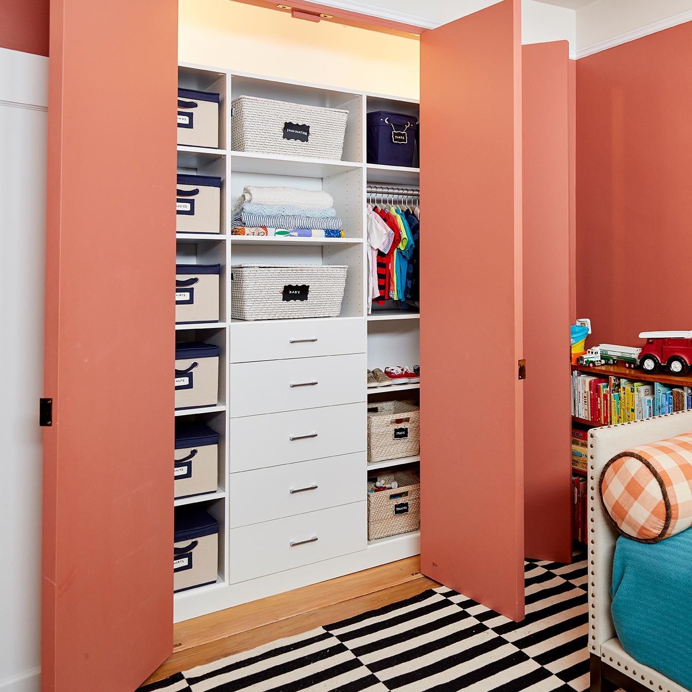 Último paso en la instalación de un armario con estanterías abiertas y cajones personalizados, creado por California Closets