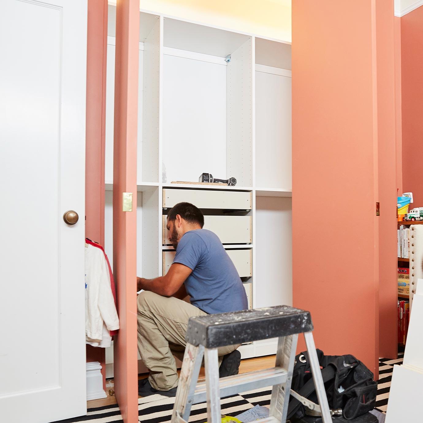 Trabajo de instalación profesional con cajones empotrados en proceso por California Closets