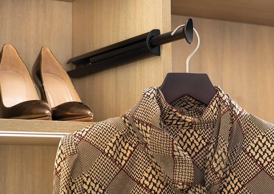 Camisa colgada en un perchero con espacio para guardar zapatos al fondo, de California Closets