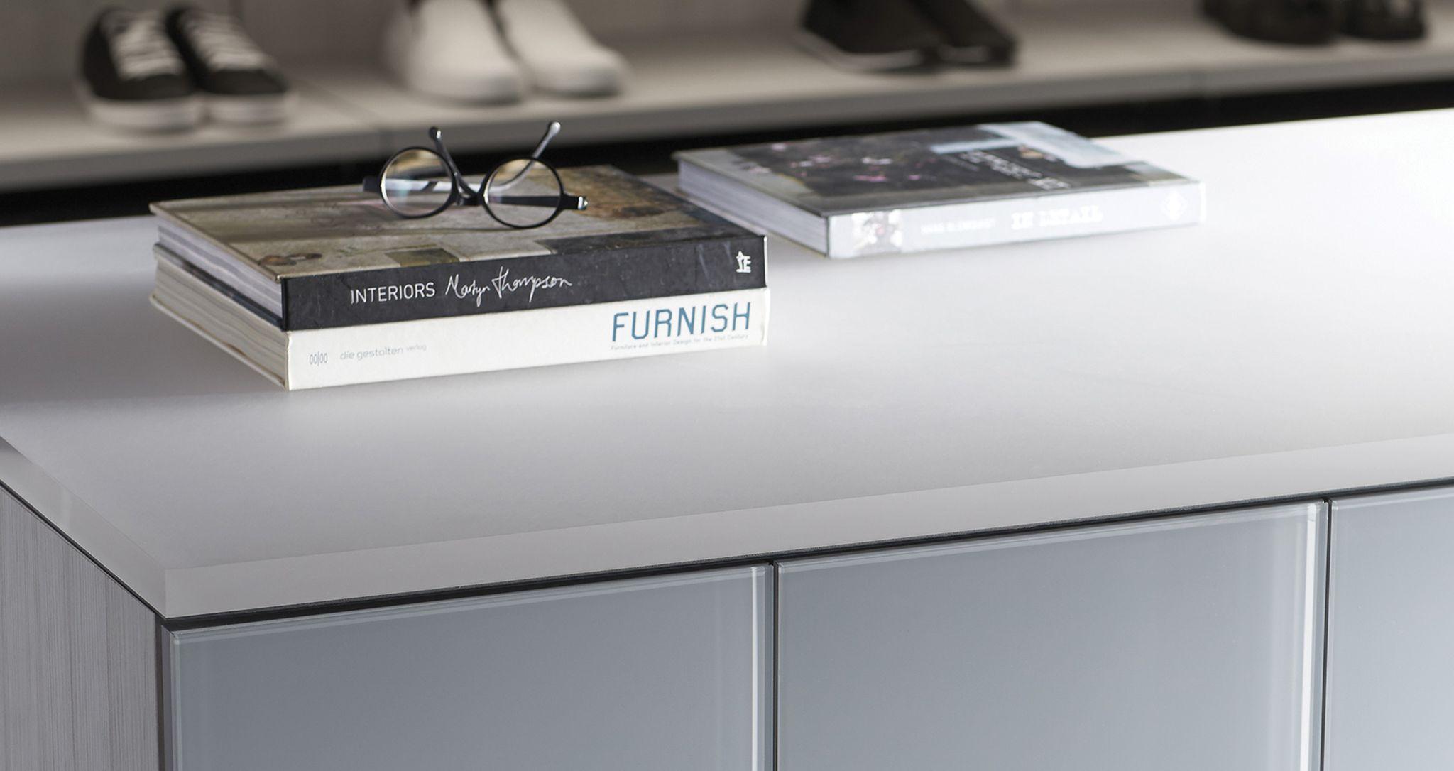 Primer plano de cajones y encimeras de California Closets