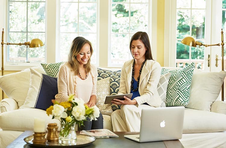 Consulta de diseño de vivienda con un diseñador que revisa muestras de California Closets