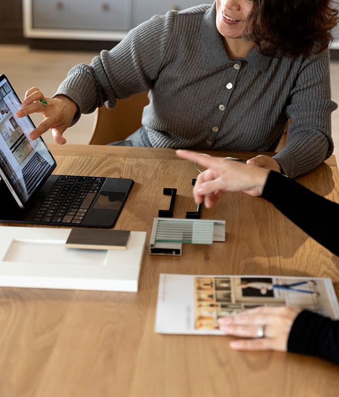 Consulta de diseño en sala de exposición utilizando software de diseño 3D para crear soluciones para el hogar de California Closets