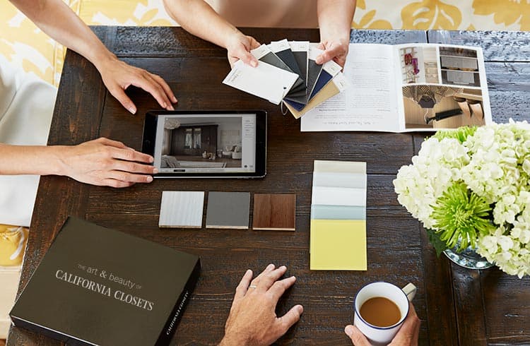 Consulta de sala de exposición con el cliente para repasar las opciones de diseño en California Closets