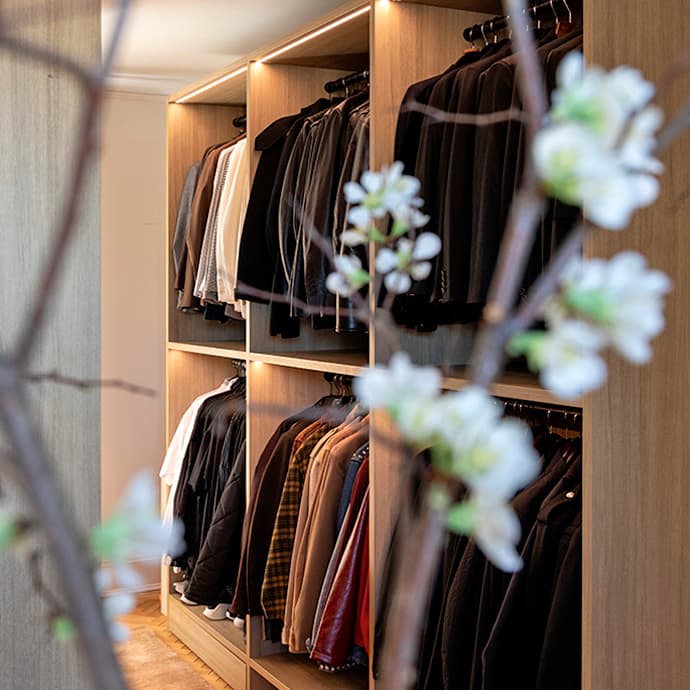 Diseño de armario a medida para Jeremiah Brent con acabado de madera natural, de California Closets