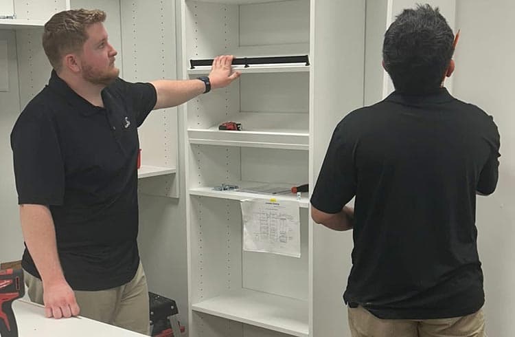Listos para un proyecto de instalación, dos técnicos instaladores de California Closets