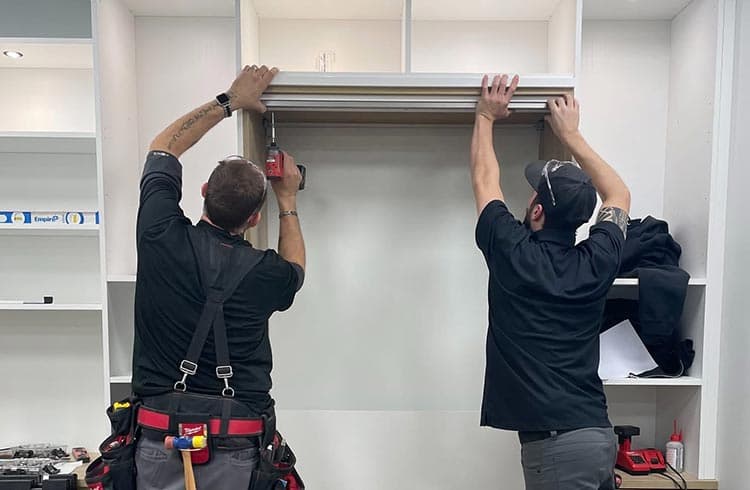 Estanterías agregadas a un armario personalizado por el instalador de California Closets