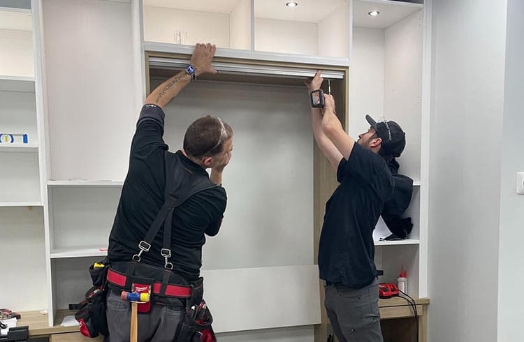 Gabinetes agregados a un sistema de almacenamiento en el hogar creado por el instalador de California Closets