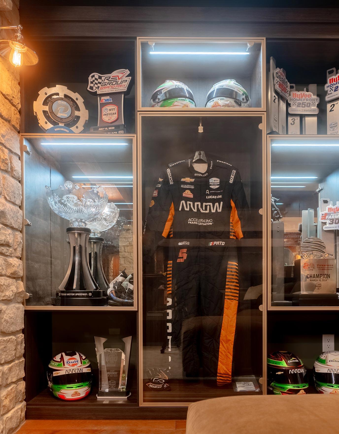 Exhibición personalizada para exhibir el equipo de carreras de autos y los trofeos de Pato O'Ward creada por California Closets Indianapolis