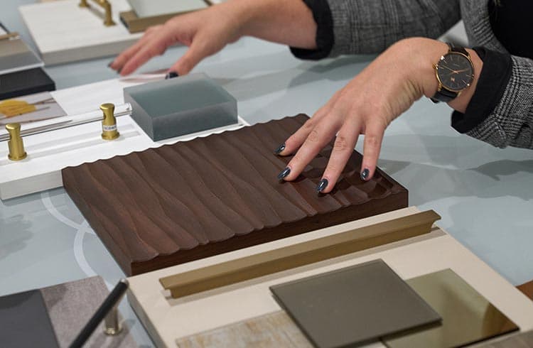 Visita a la sala de exposición para ver los acabados y materiales de los productos de California Closets.