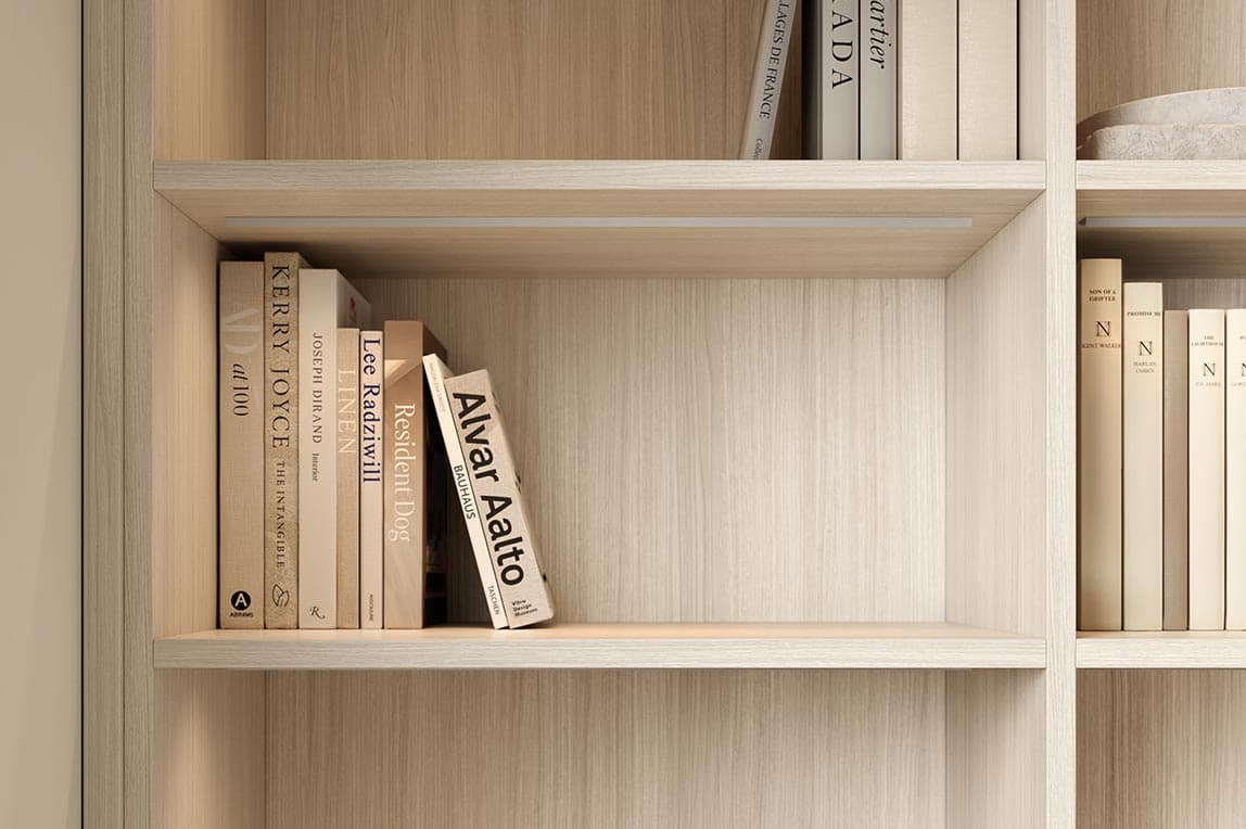 Estanterías de biblioteca personalizadas con detalles de iluminación de cinta y acabado claro de California Closets