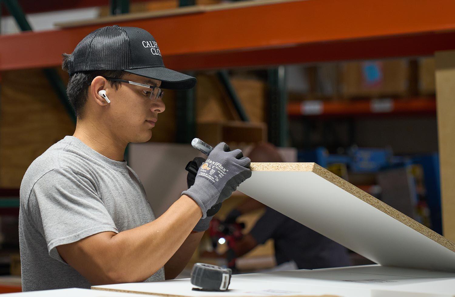 Trabajador en el almacén creando materiales y acabados personalizados para California Closets