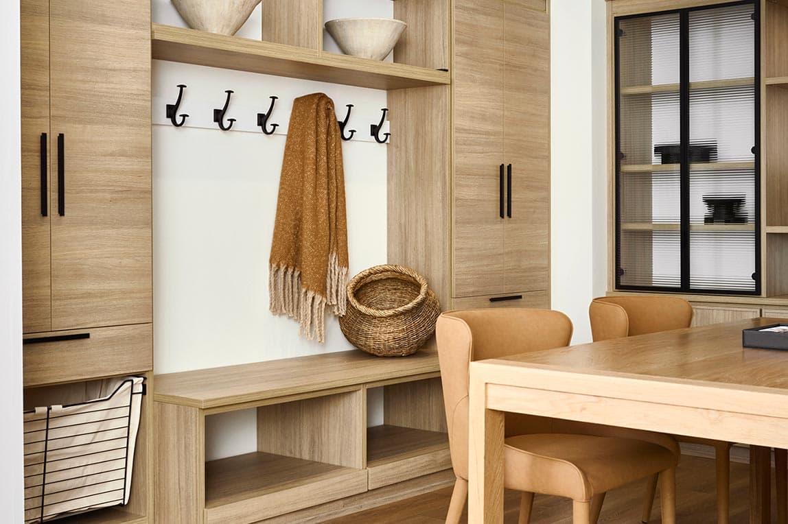 Diseño de despensa personalizado en el vestíbulo con cestas extraíbles de California Closets