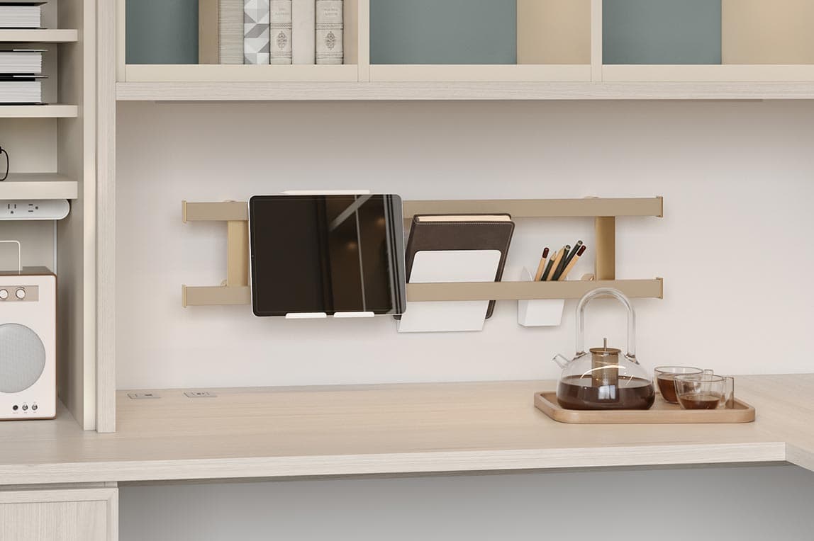 Oficina en casa personalizada con escritorio personalizado y almacenamiento de oficina de California Closets