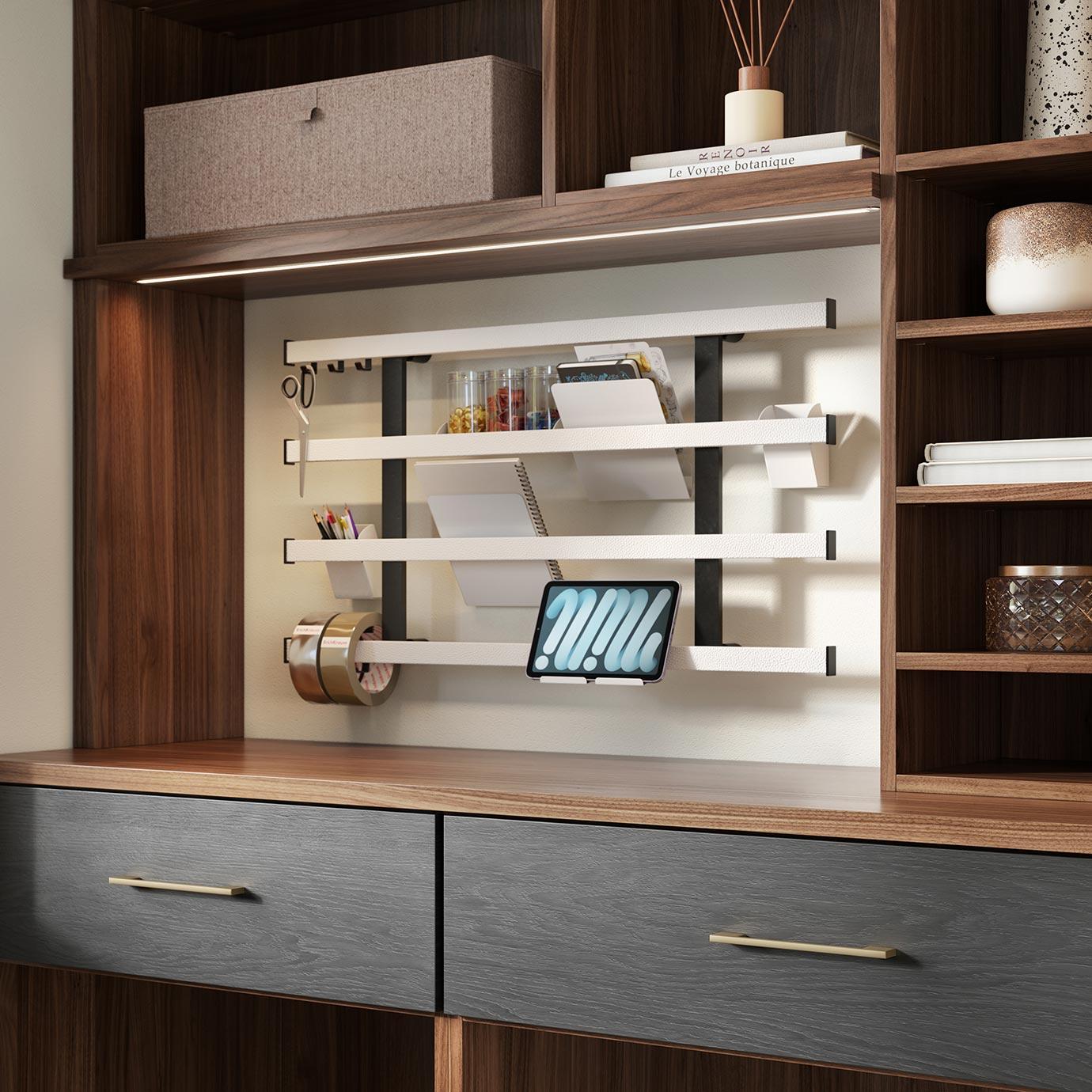 Vestíbulo personalizado con organizador de pared y cajones con estanterías de California Closets