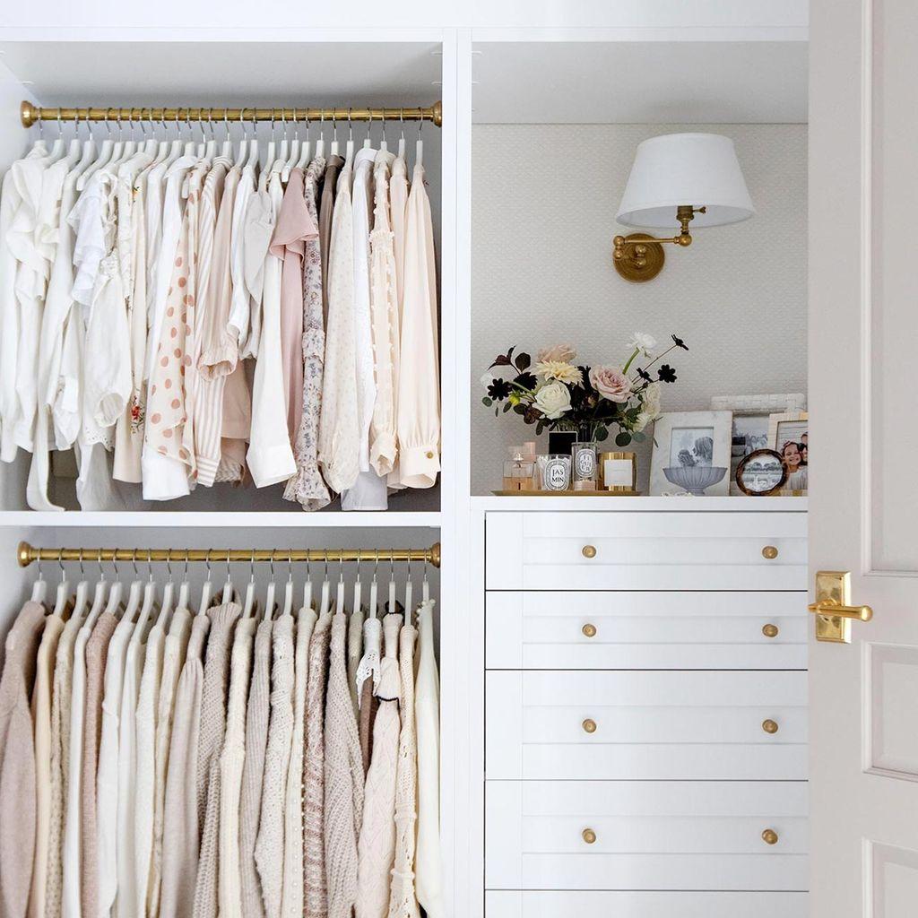 Armario empotrado con cajones integrados en acabado blanco de California Closets