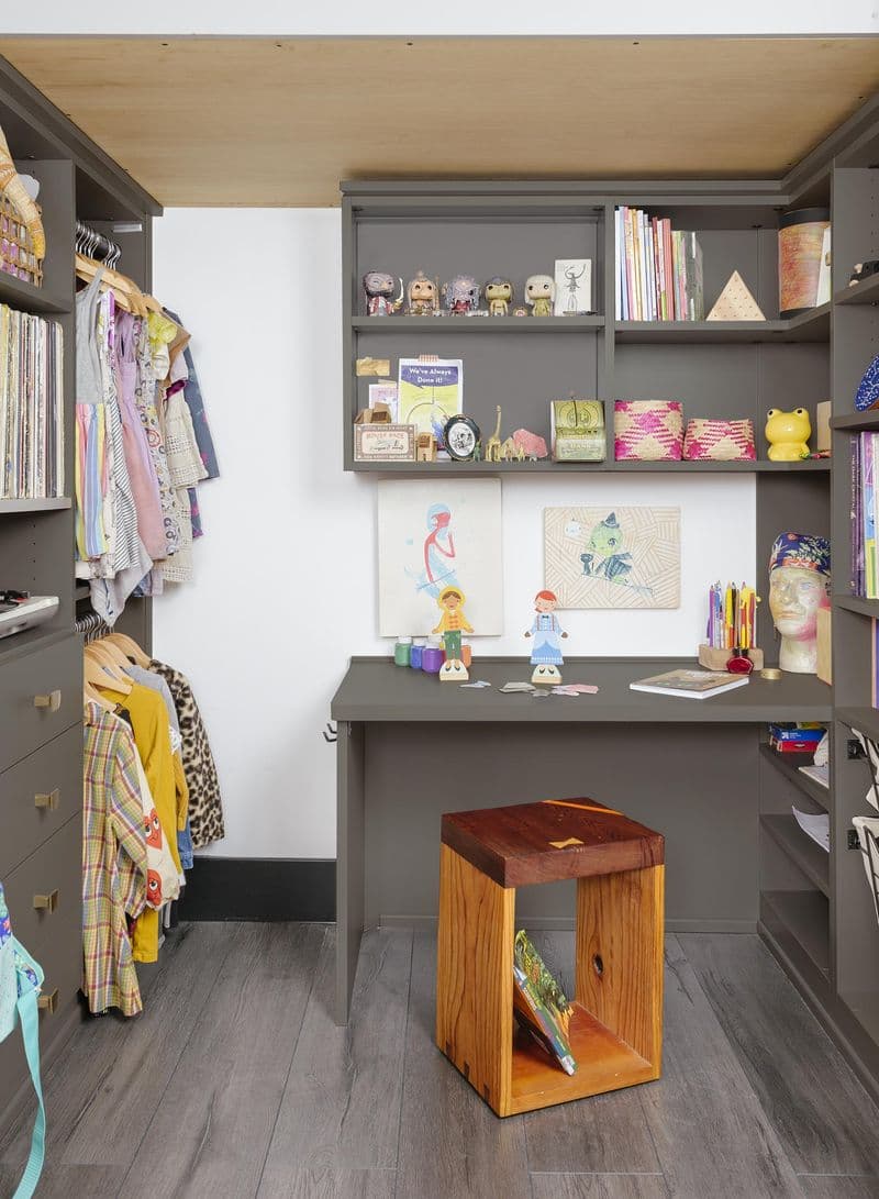Espacio de juego y sala de manualidades para niños diseñada con estanterías de almacenamiento por California Closets