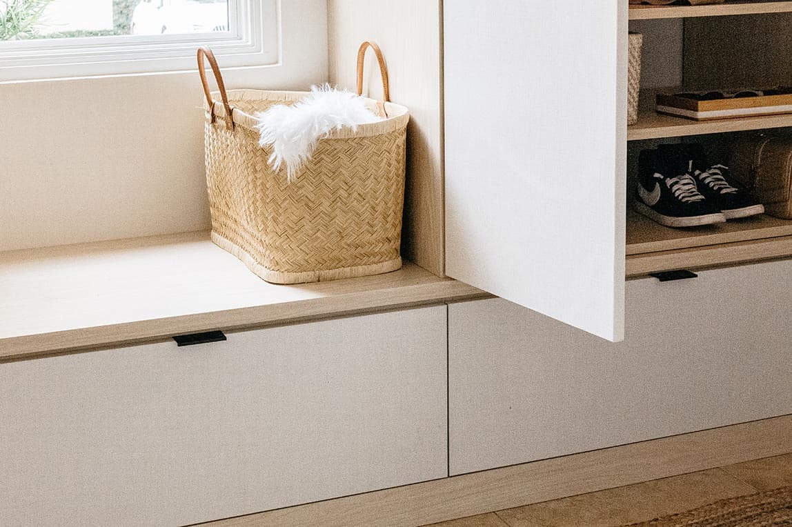 Gabinete, cajón y banco personalizados para la entrada del vestíbulo creados por California Closets