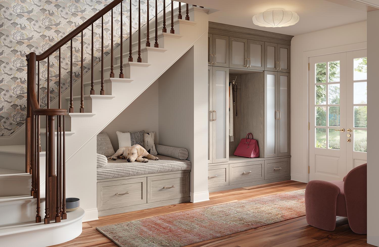 Elegante entrada con amplio armario personalizado, vitrinas y banco de California Closets