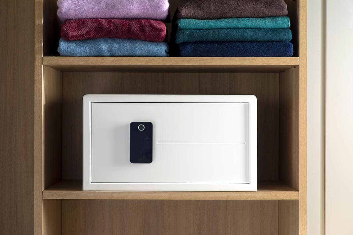 Caja fuerte para vestidor mostrada en un estante abierto de California Closets