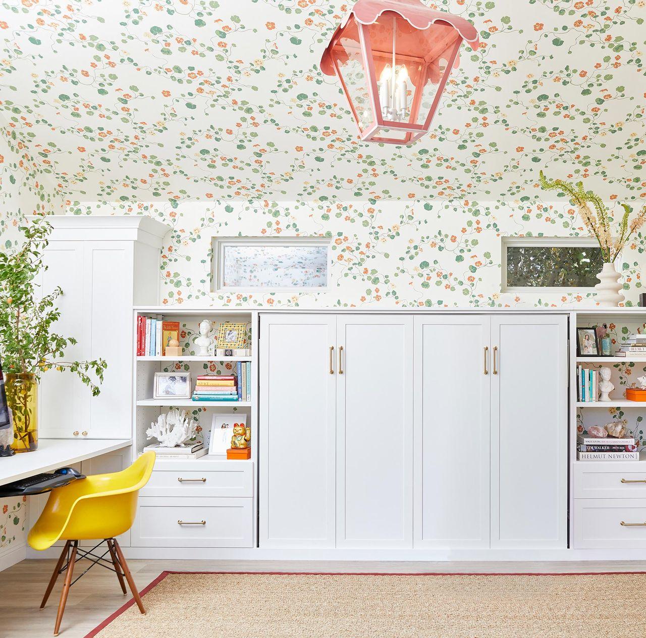 Cama abatible con acabado en blanco y almacenamiento integrado, de California Closets.
