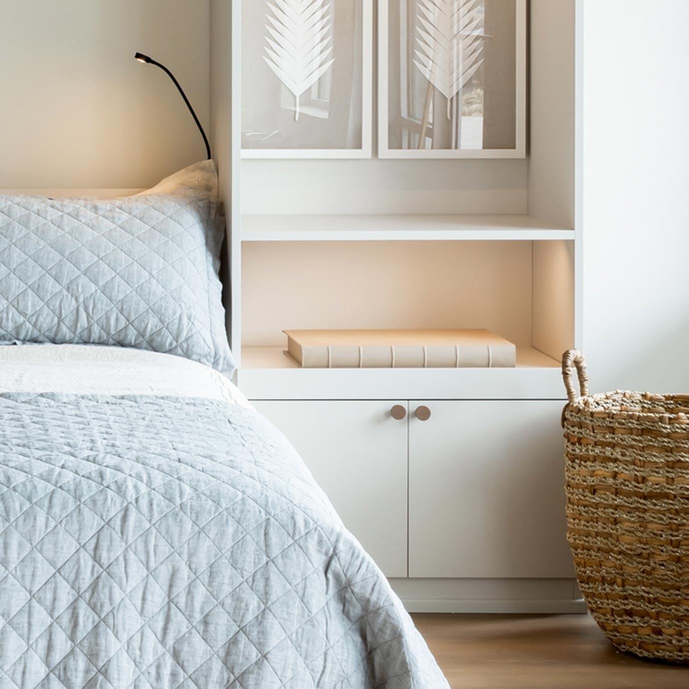 Cama empotrada personalizada con estantes extraíbles y espacio de almacenamiento en acabado blanco de California Closets