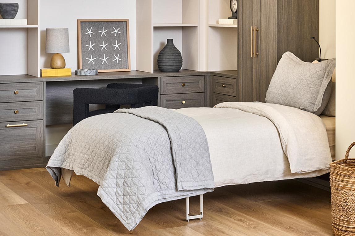 Cama plegable personalizada con escritorio y estanterías personalizadas de California Closets