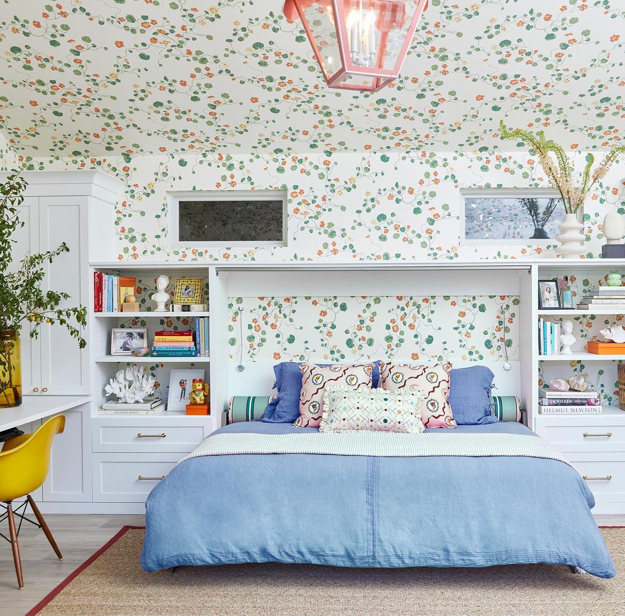 Cama plegable completa abierta con estantes y cajones, de California Closets.