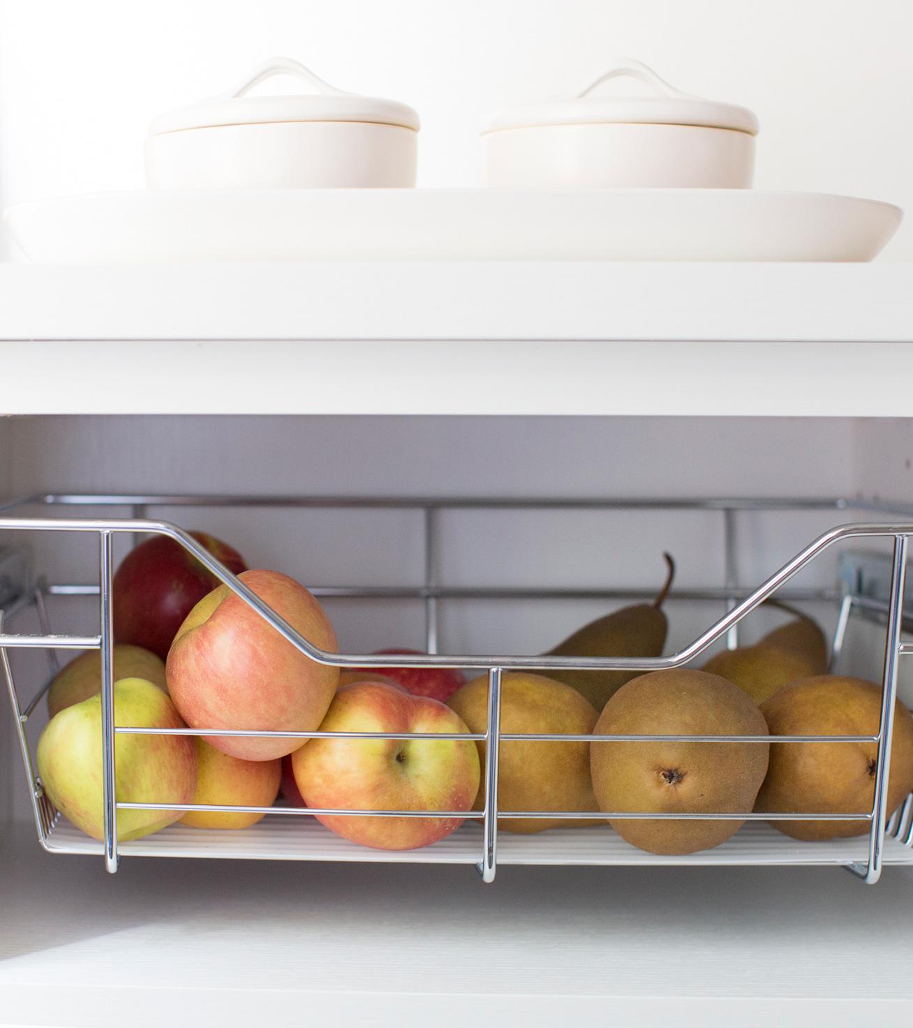 Armario de despensa personalizado con diseño de cestas para almacenar en la cocina, de California Closets