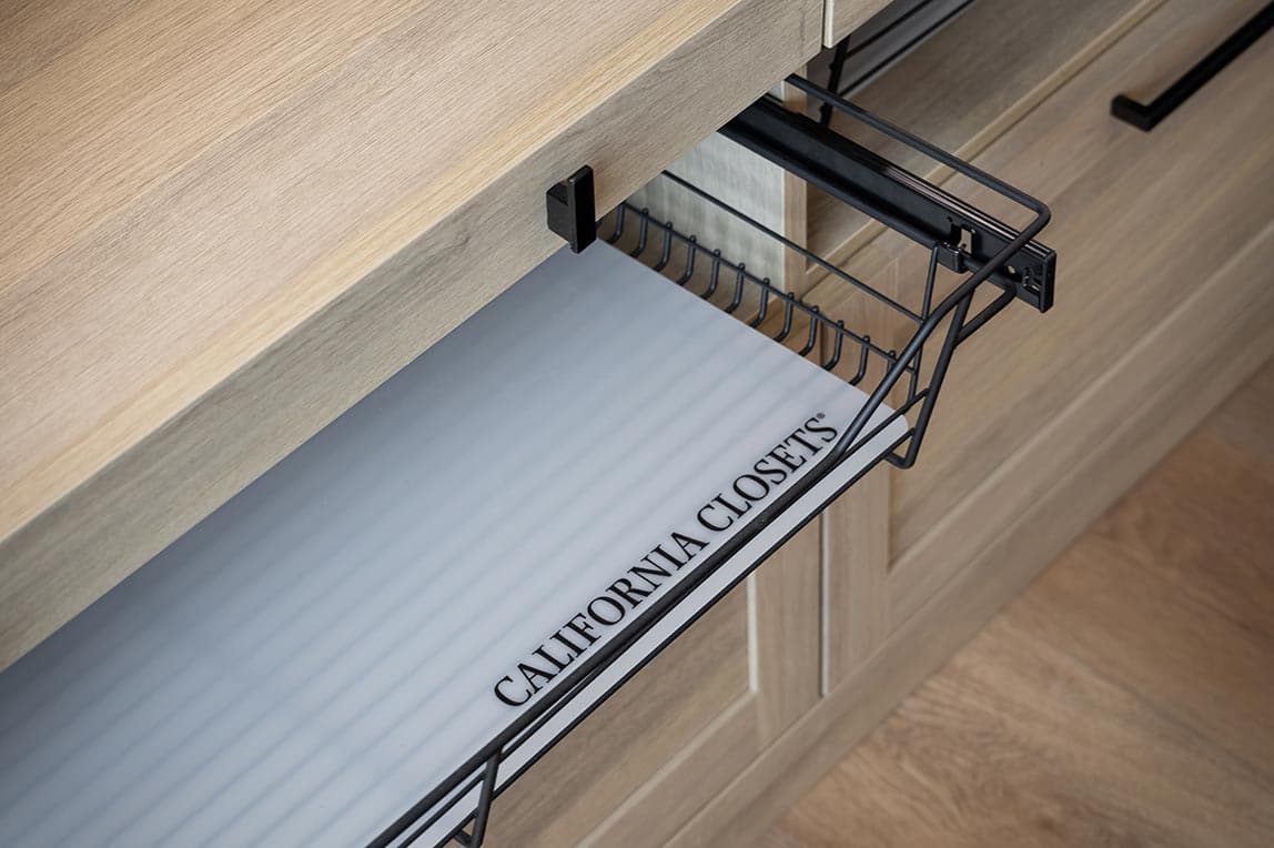 Cestas de alambre extraíbles para despensa de cocina en un acabado claro de California Closets