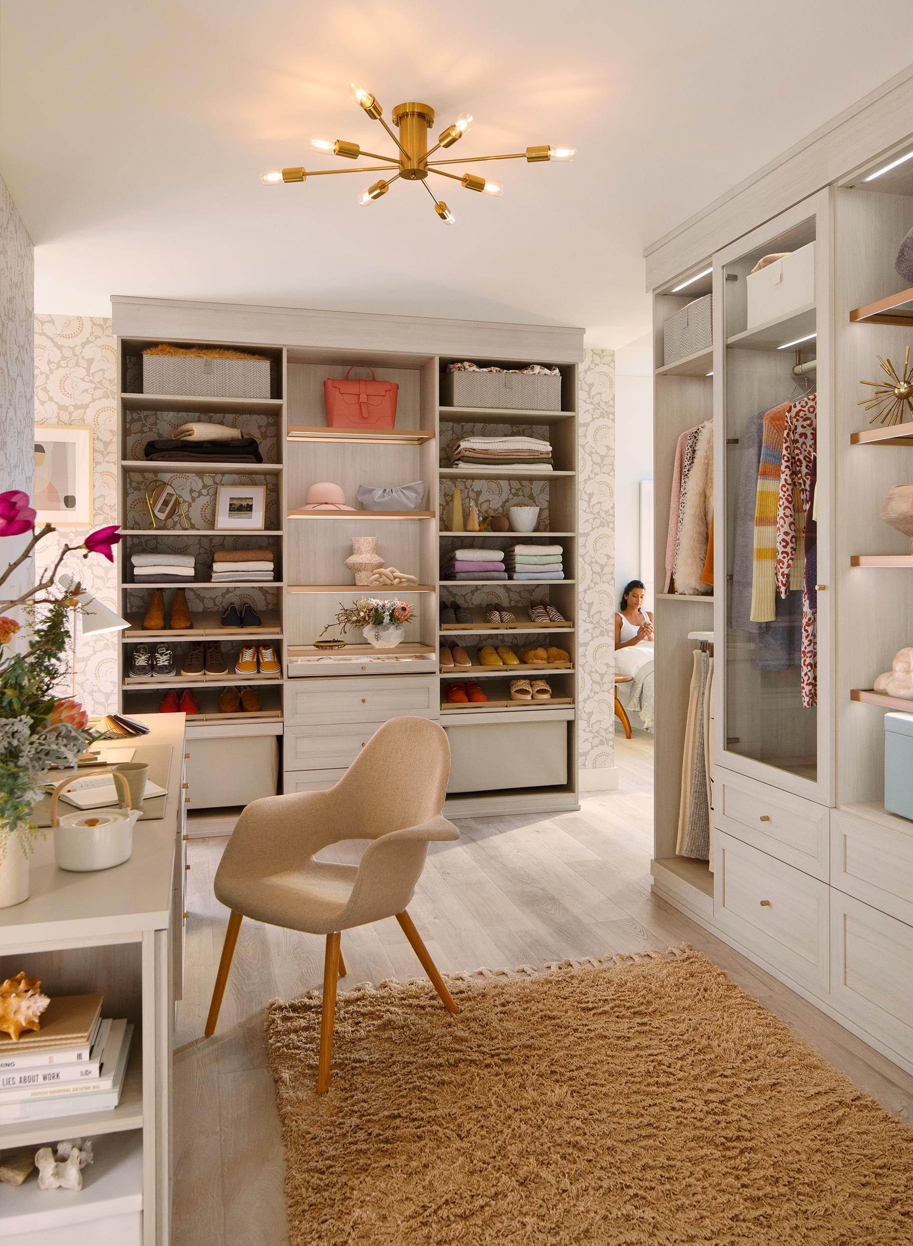 Diseño de vestidor para dormitorio principal con zapatero de California Closets