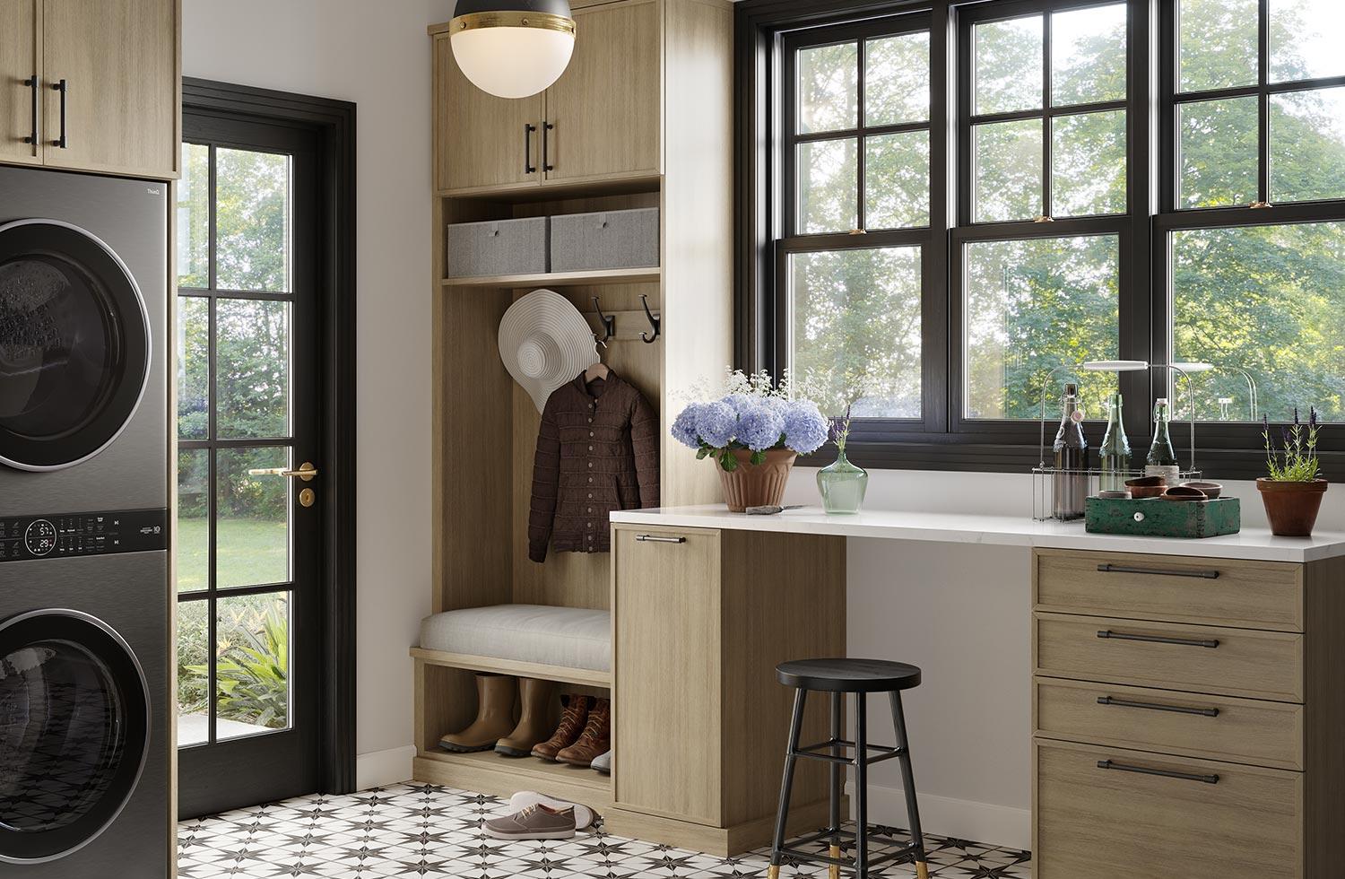 Diseño personalizado de entrada de lavadero con gabinetes y escritorio de California Closets