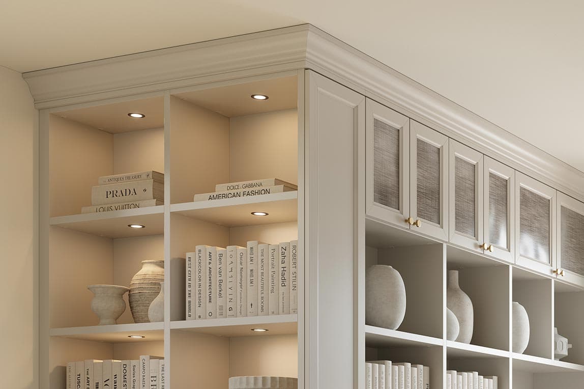 Elegante rincón de lectura en casa con estanterías personalizadas de California Closets