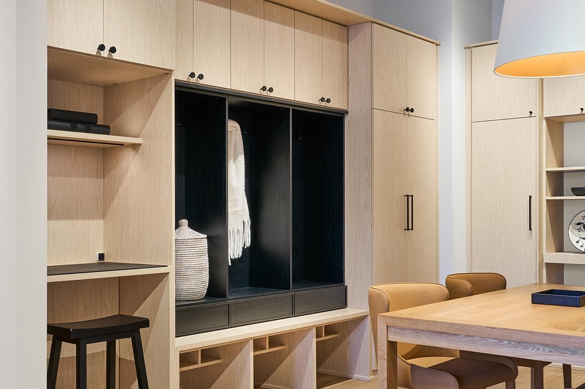 Diseño de almacenamiento personalizado para despensa de cocina y vestíbulo con acabado en madera clara de California Closets