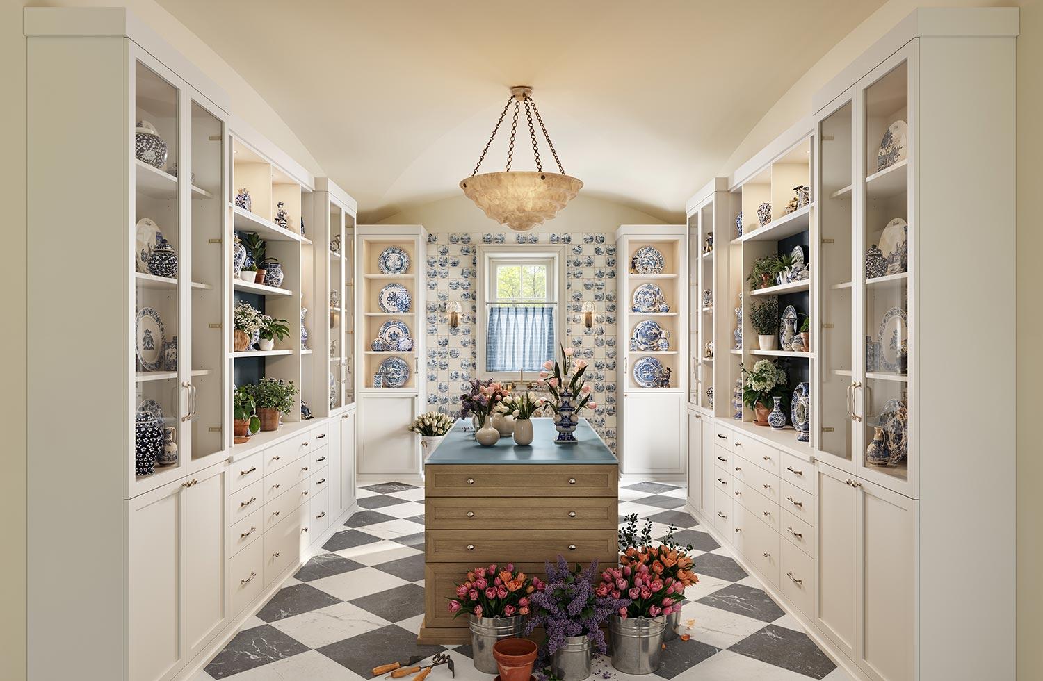 Despensa de cocina grande personalizada con cajones empotrados de California Closets