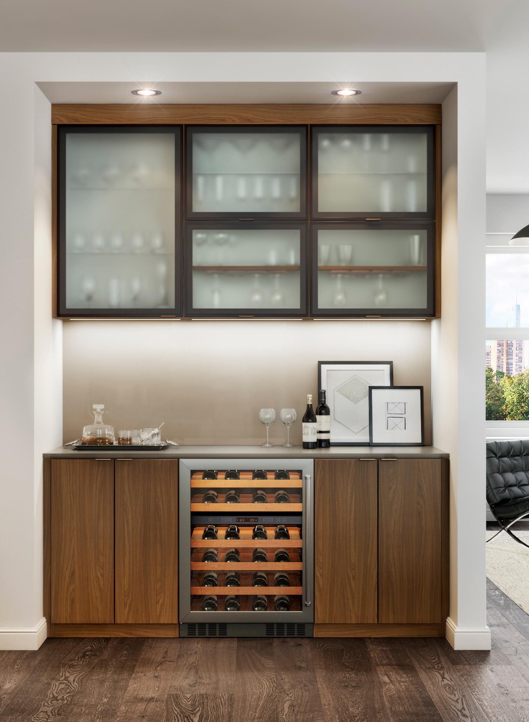 Almacenamiento de vinoteca de cocina con gabinetes y refrigerador para vinos de California Closets