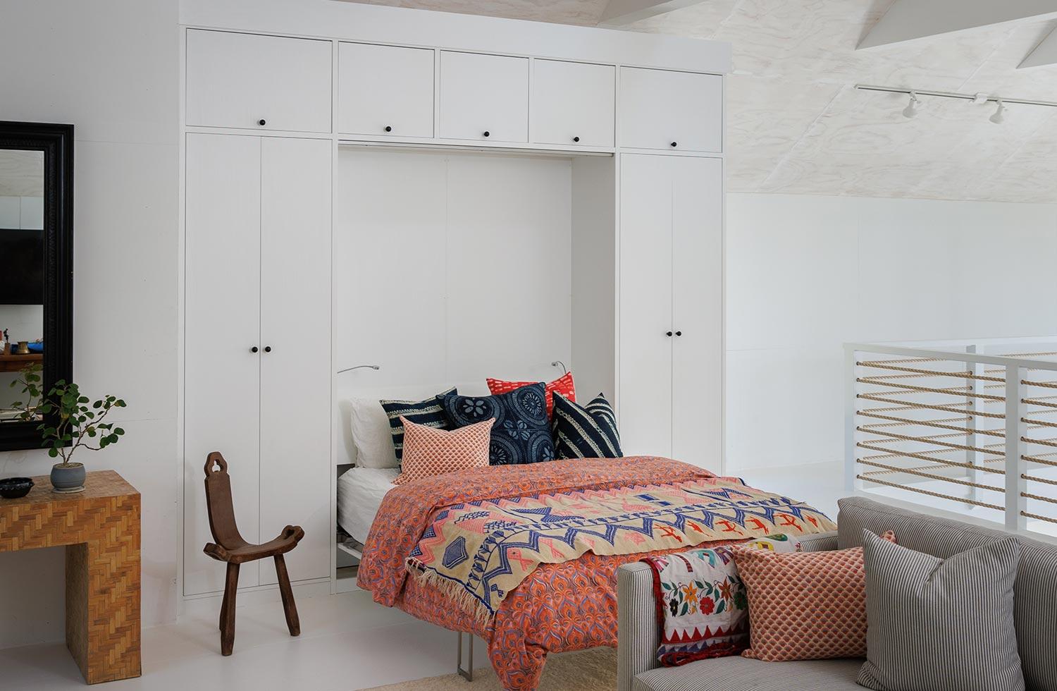 Cama de pared personalizada con gabinetes para almacenamiento en acabado blanco de California Closets