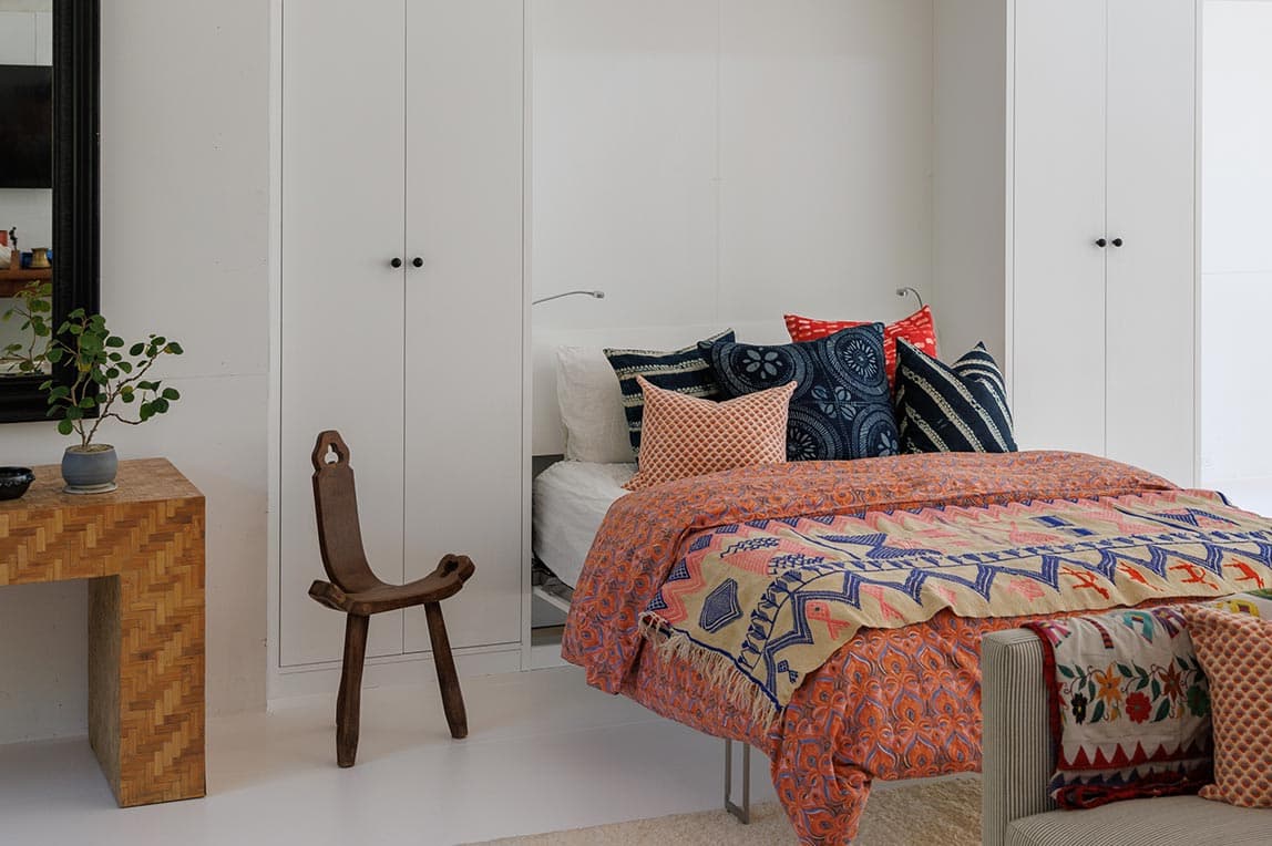 Cama plegable abierta de diseño personalizado con acabado en madera blanca y luz de lectura de cuello de cisne de California Closets