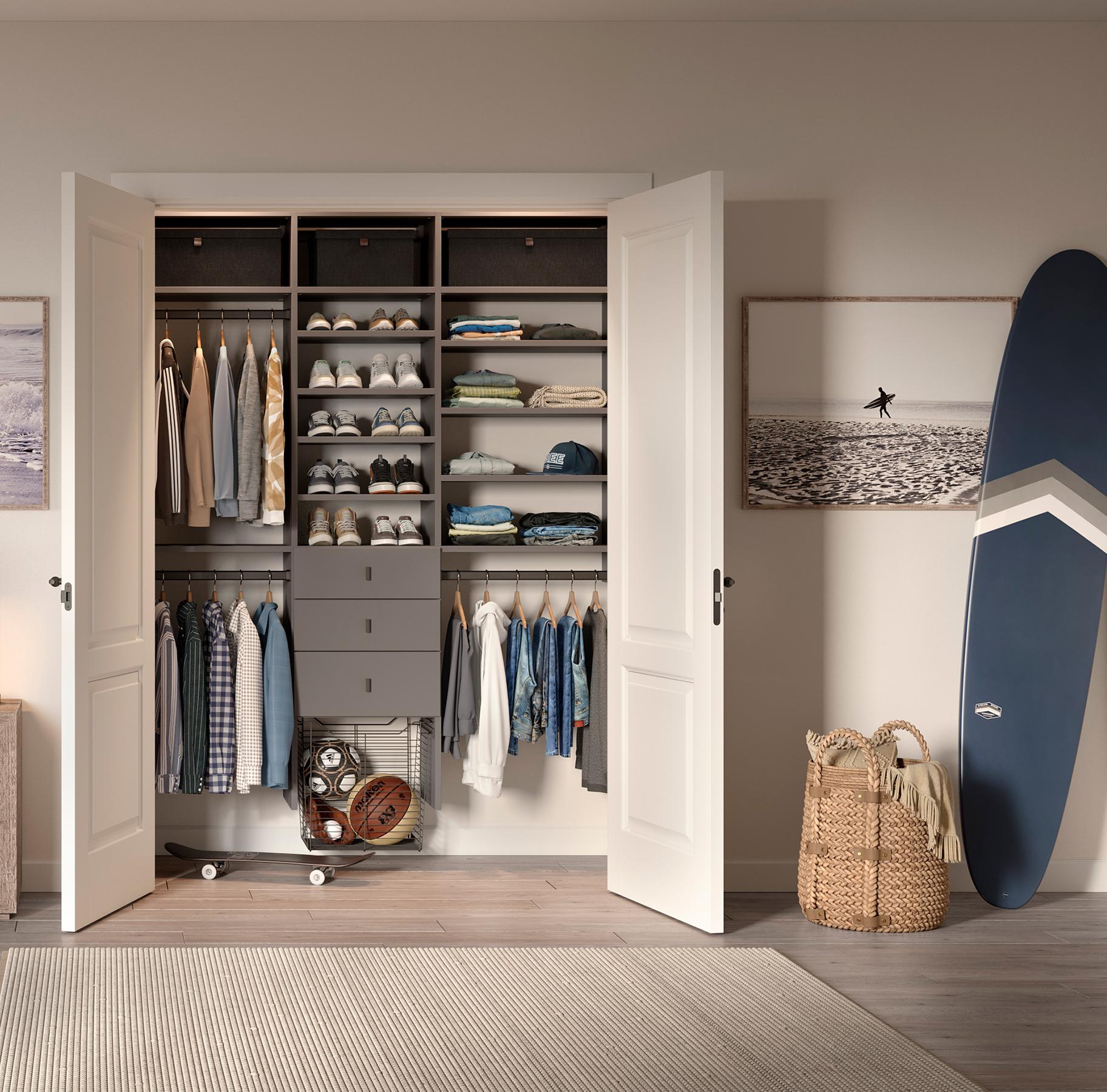 Armario para adolescentes personalizado con barras colgantes acanaladas de California Closets