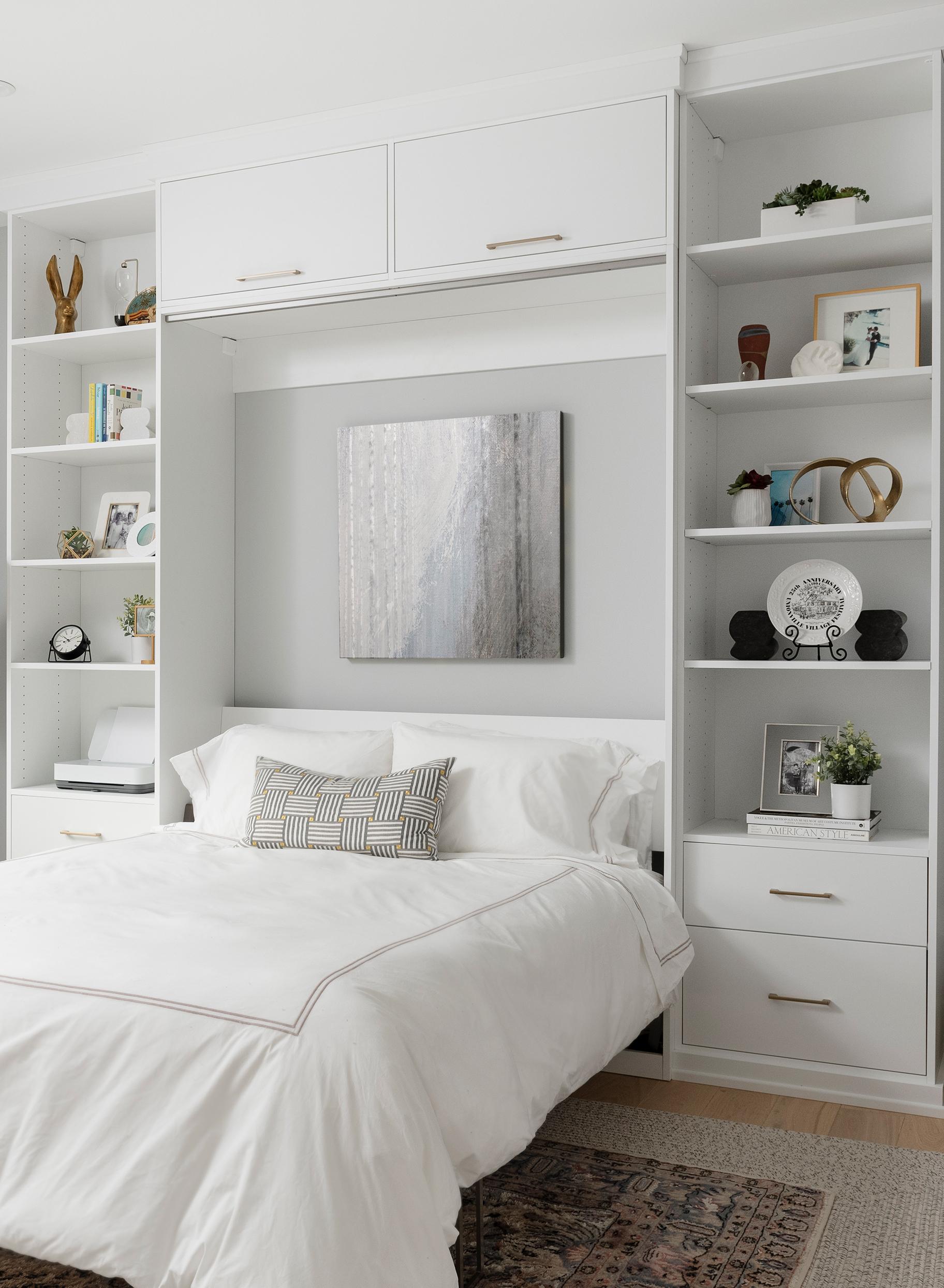 Dormitorio con cama plegable hecha a medida en acabado mate Dove de California Closets