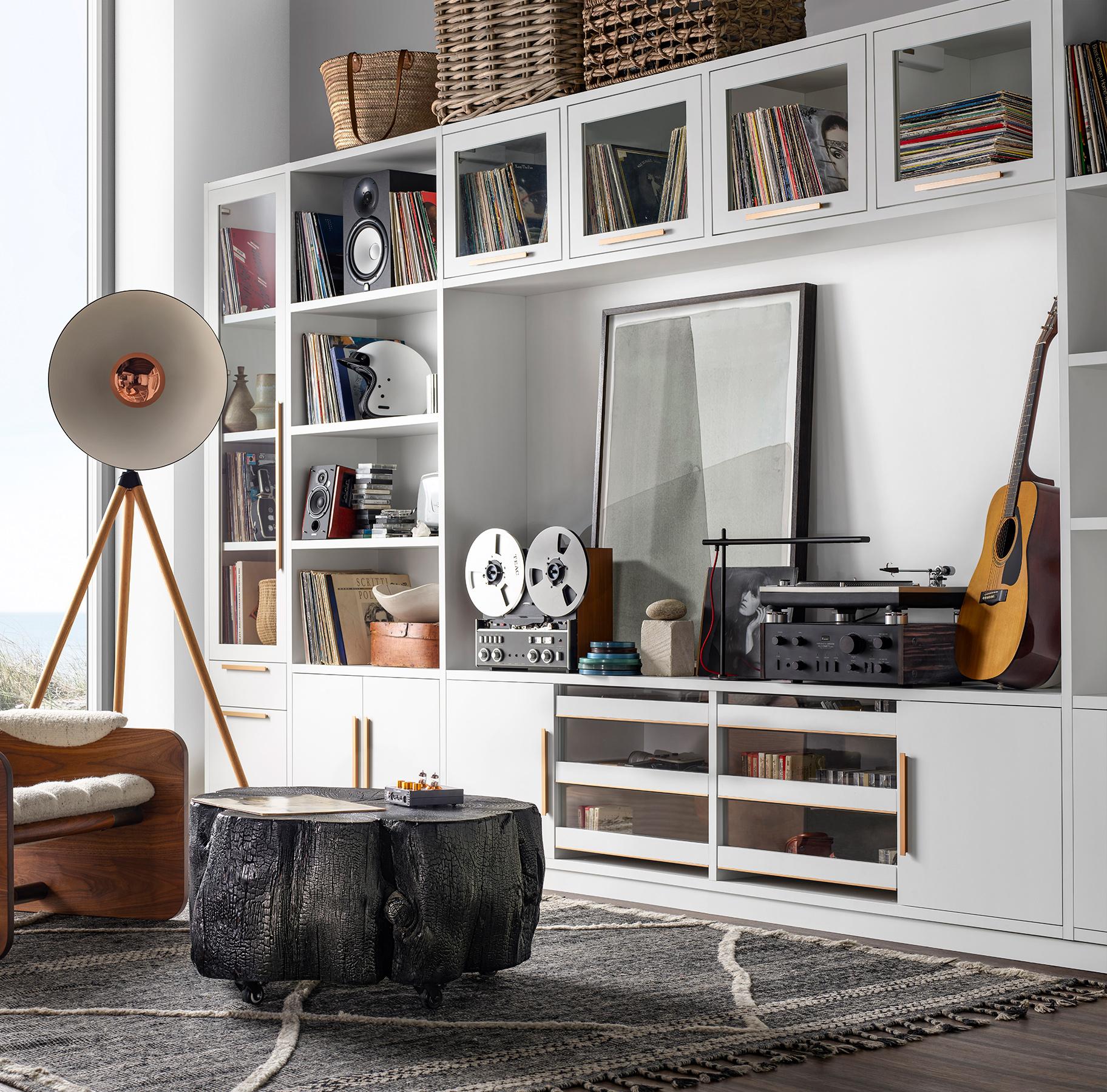 Área de sala familiar con mueble multimedia en acabado paloma, de California Closets